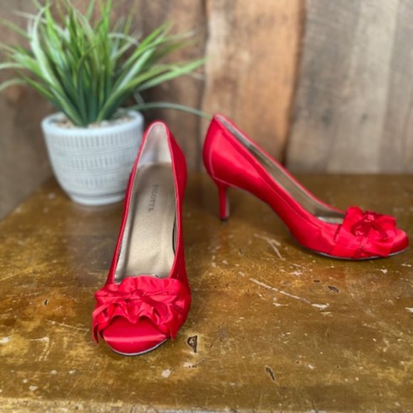 Vigotti Red Satin Pump -- Size 6 Narrow - Picture 4 of 11